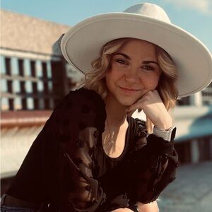 Meet your Posher, Olivia